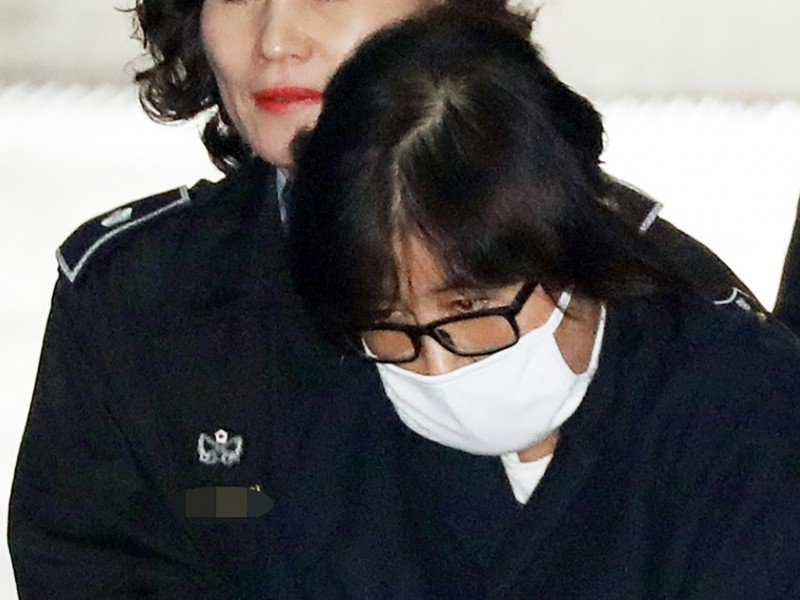 Choi Soon-Sil soupçonnée d'avoir influencé la présidente sud coréenne est escortée au poste de police de Séoul, le 3 novembre 2016 - Yonhap [YONHAP/AFP/Archives]