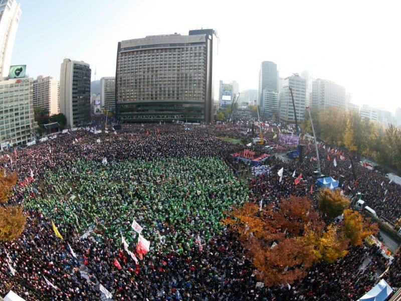 Des milliers de sud-coréens manifestent contre la présidente Park Geun-Hye  à Séoul, le 12 novembre 2016 - JEON HEON-KYUN [POOL/AFP]