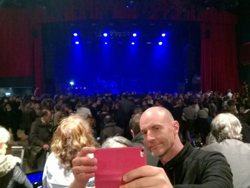 Un homme prend un selfie le 12 novembre 2016 dans la salle de concert du Bataclan qui rouvrait ses portes, un an après l'attaque qui avait fait 90 morts pendant le concert des Eagles of Death Metal le 13 novembre 2015 - STRINGER [AFP]