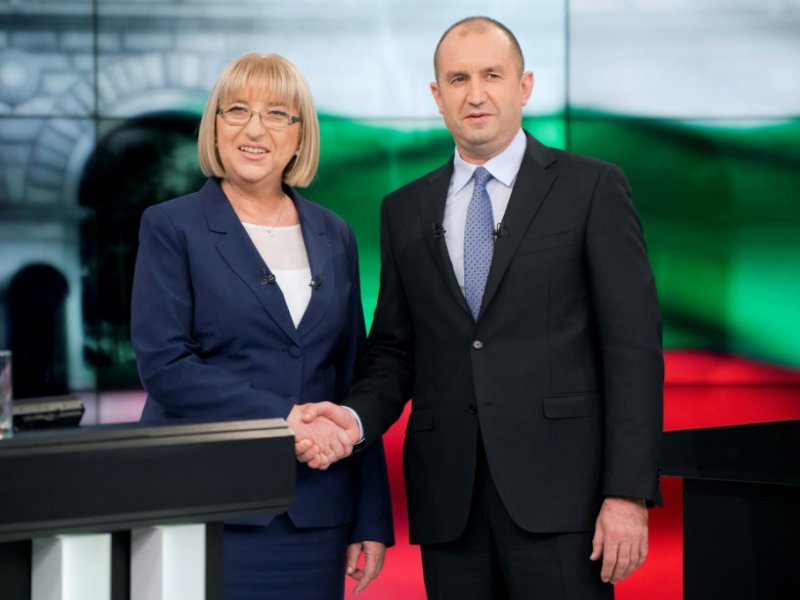 Le candidat Rumen Radev (d) et sa compétitrice Tsetska Tsacheva, tous deux se présentant pour la présidence de la Bulgarie, se serrent la main avant un débat télévisé le 10 novembre 2016 à Sofia - NIKOLAY DOYCHINOV [AFP/Archives]