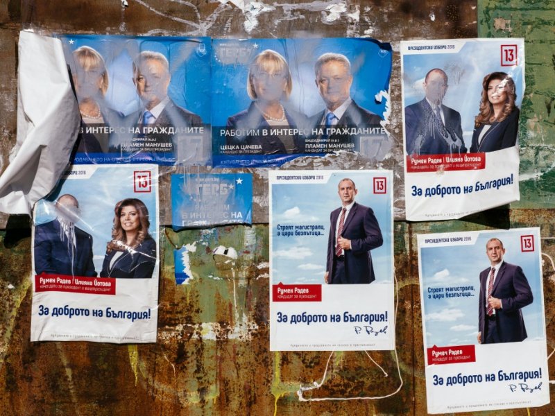 Affiches électorales dans les rues de Sofia, le 11 novembre 2016 - DIMITAR DILKOFF [AFP]