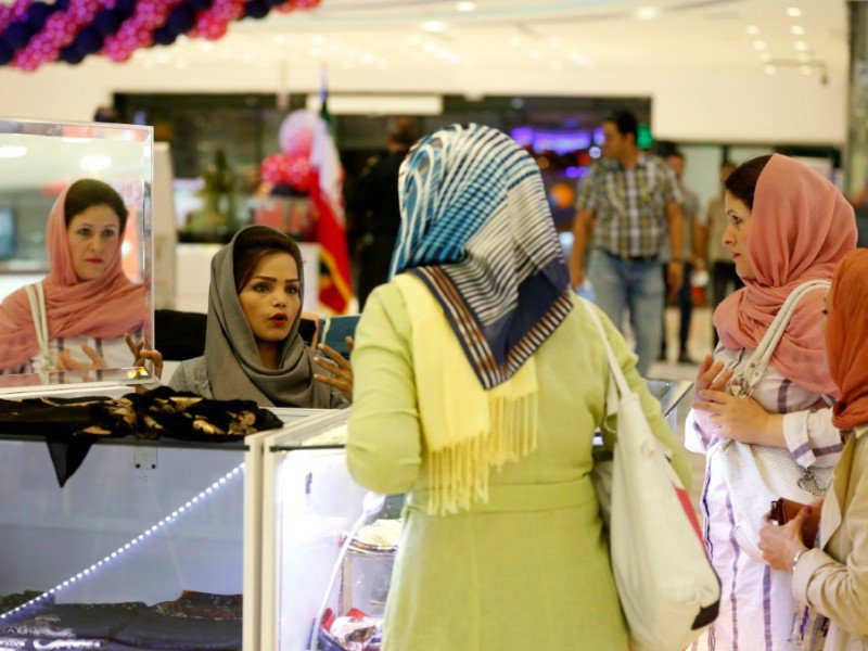 Shopping d'Iraniennes dans un centre commercial sur l'île de Kish, le 1er novembre 2016 - ATTA KENARE [AFP]