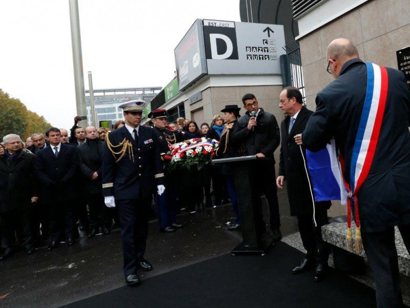 François Hollande (2è g) et le maire de Saint-Denis Didier Paillard (d) dévoilent une plaque commémorative devant le Stade de France, le 13 novembre 2016 dans le cadre des cérémonies de souvenirs - PHILIPPE WOJAZER [POOL/AFP]