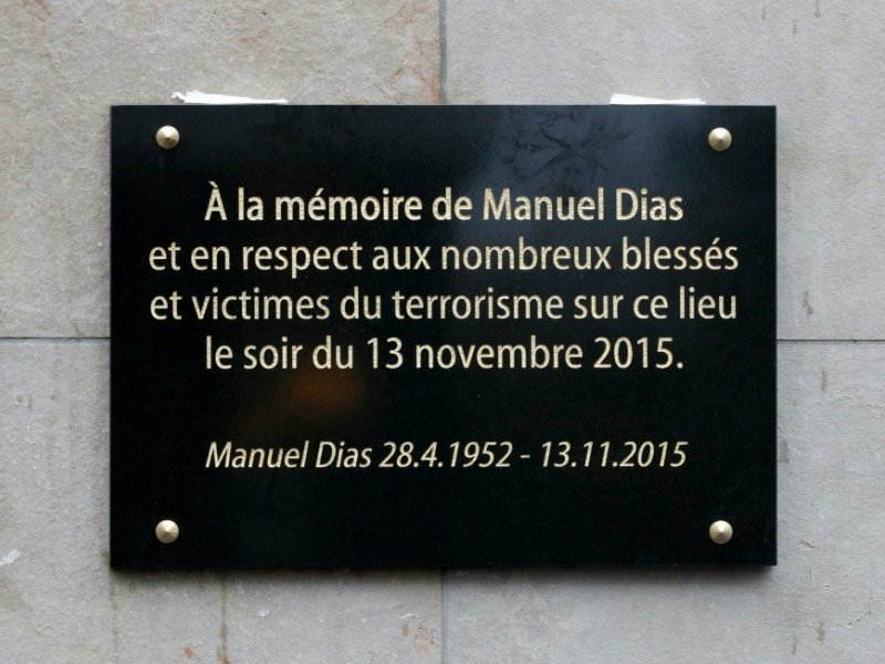 La plaque en mémoire de Manuel Dias première victime des jihadistes,  dévoilée le 13 novembre 2016 au Stade de France à Saint-Denis - PHILIPPE WOJAZER [POOL/AFP]