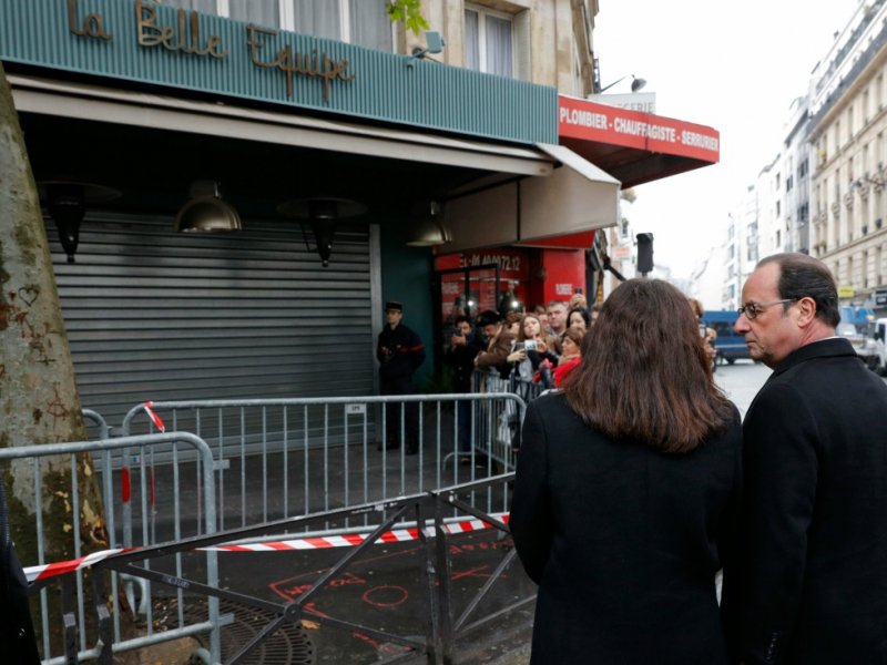 La maire de Paris Anne Hidalgo et le président François Hollande devant "La Belle Equipe" pour l'hommage aux victimes des attaques jihadistes le 13 novembre 2016 à Paris - PHILIPPE WOJAZER [POOL/AFP]