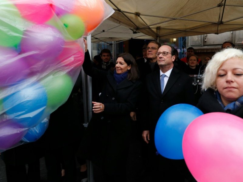La maire de Paris Anne Hidalgo, le président François Hollande, et la   présidente de  l'association "Life for Paris" Caroline Langlade, lors d'un lâcher de ballons devant la mairie du 11ème, le 13 novembre 2016 à Paris - PHILIPPE WOJAZER [POOL/AFP]