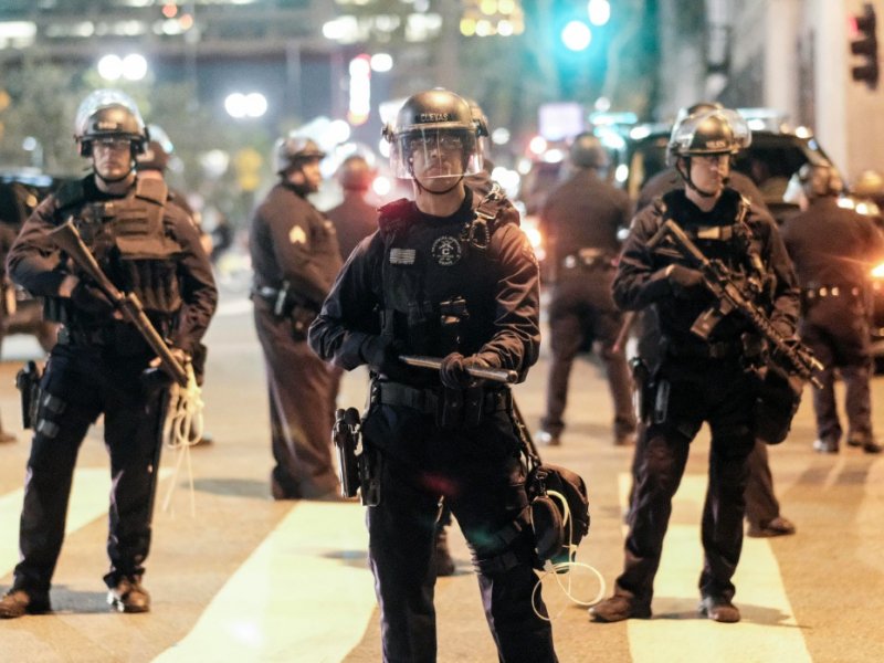 Policiers anti-émeutes déployés devant la mairie le 13 novmebre 2016 à Los Angeles - RINGO CHIU [AFP]