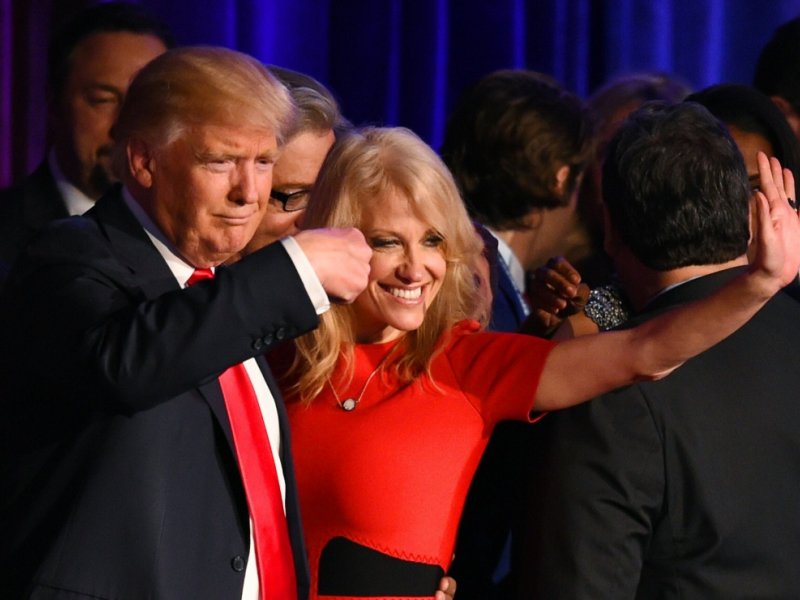 Donald Trump et sa directrice de campagne Kellyanne Conway waves au Hilton Midtown, le 9 novembre 2016 à New York - Timothy A. CLARY [AFP]