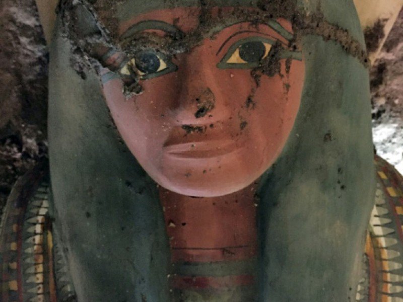 Une photo, fournie par le ministère égyptien des Antiquités le 13 novembre 2016, montre un sarcophage contenant une momie millénaire trouvée par des archéologues espagnols au sud de Louxor - STRINGER [EGYPTIAN ANTIQUITIES MINISTRY/AFP]