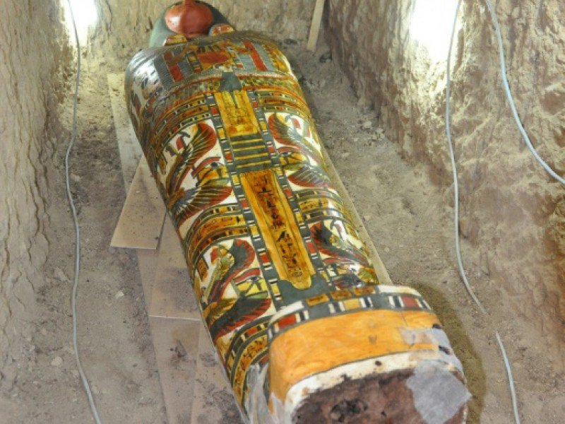 Une photo, fournie par le ministère égyptien des Antiquités le 13 novembre 2016, montre un sarcophage contenant une momie millénaire trouvée par des archéologues espagnols au sud de Louxor - STRINGER [EGYPTIAN ANTIQUITIES MINISTRY/AFP]