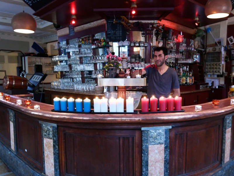 Des bougies bleu blanc rouge alignées sur le bar, le 13 novembre 2016 au Carillon à Paris - ALAIN JOCARD [AFP]