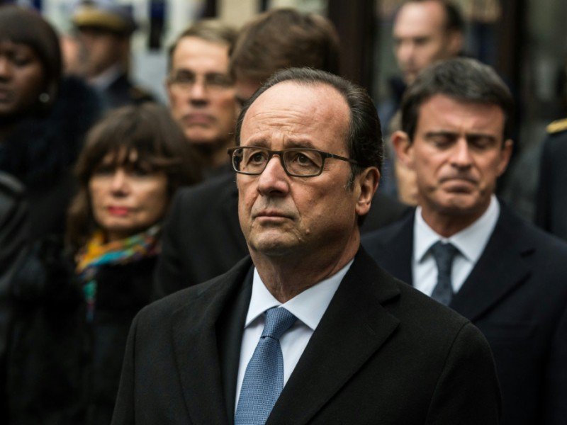 François Hollande et Manuel Valls devant le Comptoir Voltaire lors des commémorations des attaques jihadistes le 13 novembre 2016 à Paris - Christophe Petit Tesson [POOL/AFP]