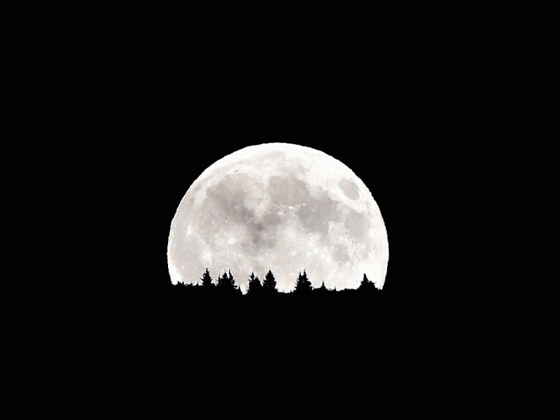 La pleine lune surnommée "la super lune", s'élevant sur les monts Dolomites à Levico Terme, près de Trento, au nord de l'Italie, le 10 août 2014 - GIUSEPPE CACACE [AFP/Archives]