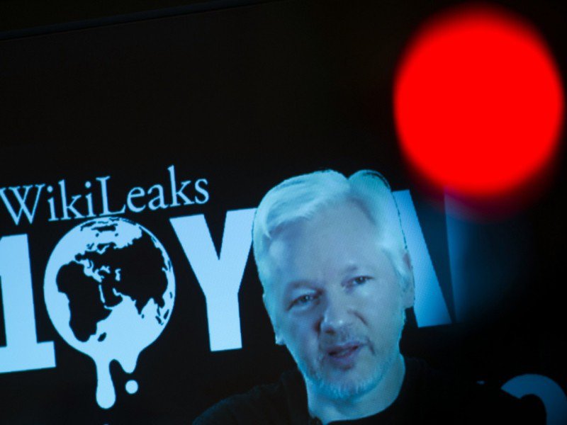 Julian Assange, fondateur de WikiLeaks, intervient par vidéo depuis Londres à une conférence de presse consacrée au 10 ans de sa plateforme internet, le 4 octobre 2016 à Berlin - STEFFI LOOS [AFP]