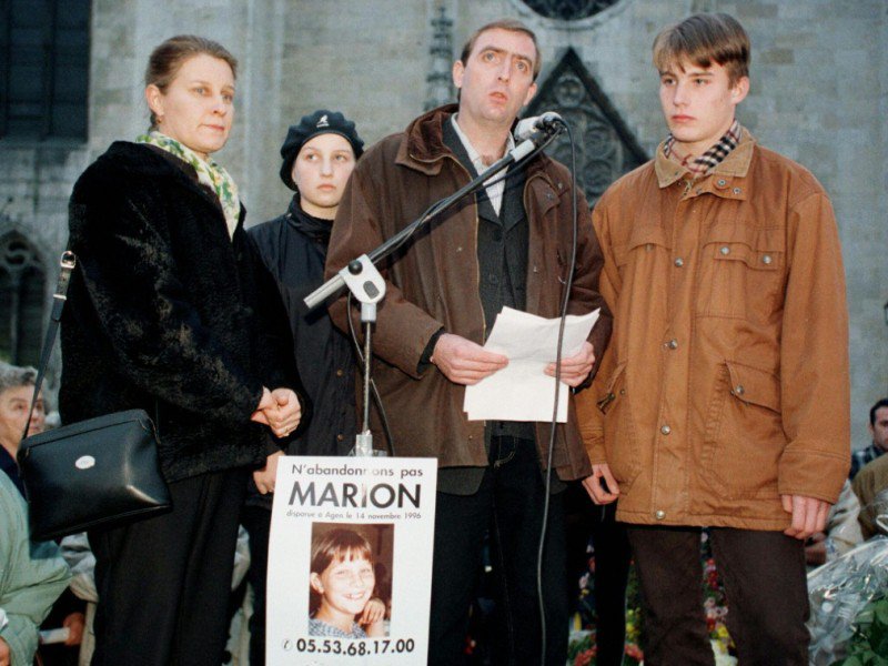 Les parents de la petite Marion, Françoise et Michel Wagon, accompagné de leurs enfants, le 14 novembre 1997 à Agen, lors d'une manifestation à la mémoire de leur fille disparue un an plus tard - FRANCOIS GUILLOT [AFP/Archives]