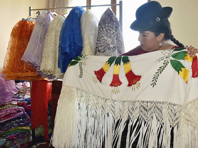 La créatrice bolivienne Eliana Paco dans son atelier à La Paz, le 5 octobre 2016 - AIZAR RALDES [AFP]