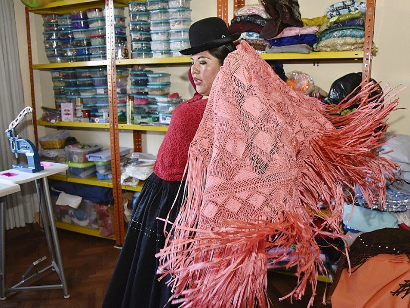 La créatrice bolivienne Eliana Paco rêve de faire exporter des jupes bouffantes d'indigènes à Madrid, Paris et dans le reste du monde, à La Paz, le 5 octobre 2016 - AIZAR RALDES [AFP]