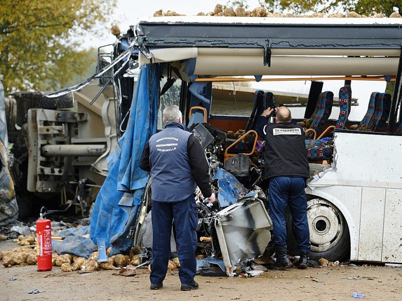 Des gendarmes sur le lieu d'un accident entre un bus scolaire et un poids lourd à Bavincourt près d'Arras le 14 novembre 2016 - DENIS CHARLET [AFP]