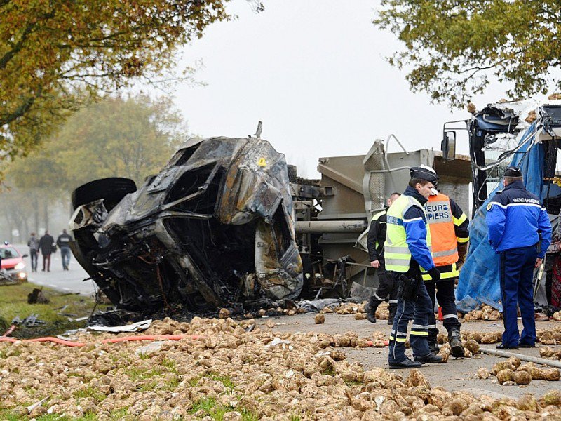 Des gendarmes et secours sur le site de l'accident entre un car de ramassage scolaire et un poids lourd à Bavincourt, près d'Arras le 14 novembre 2016 - DENIS CHARLET [AFP]