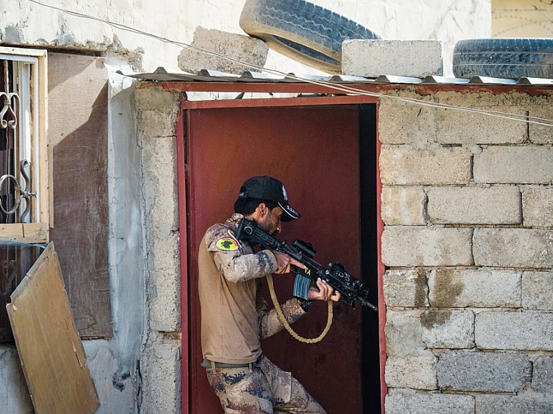 Un soldat des forces spéciales irakiennes dans le quartier de Karkoukli le 14 novembre 2016 à Mossoul - Odd ANDERSEN [AFP]