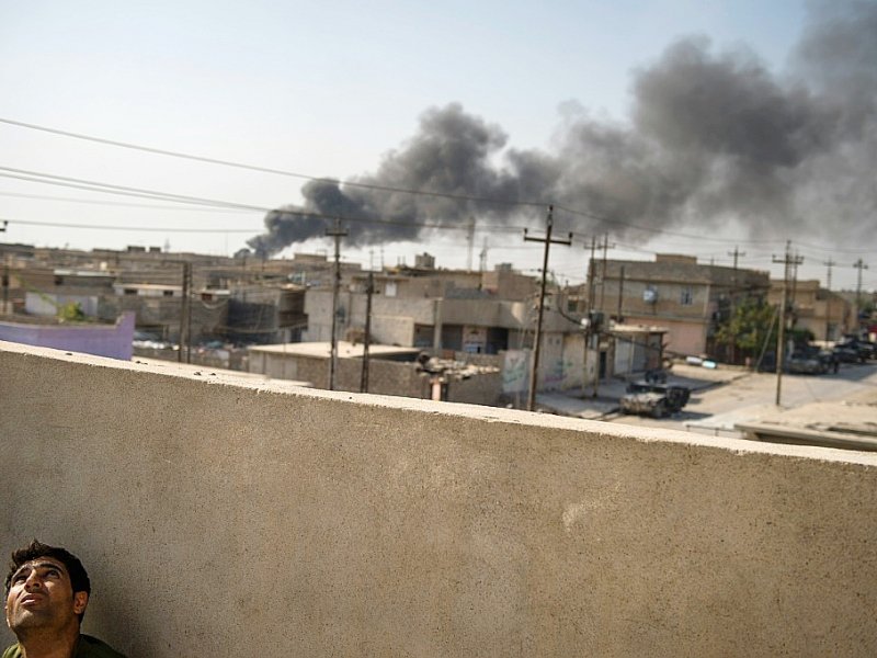 De la fumée s'élève au dessus d'une position du groupe EI le 14 novembre 2016 à Mossoul - Odd ANDERSEN [AFP]