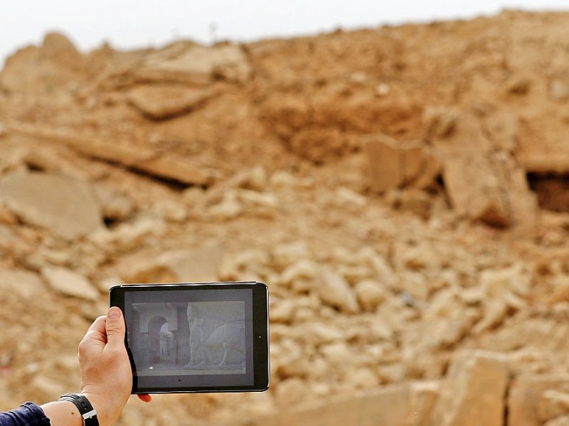 Une tablette montre  une ruine de Nimrod à l'endroit où le 15 novembre, il ne reste que des décombres - SAFIN HAMED [AFP]