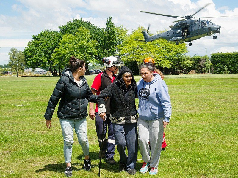 Une famille Maori à son arrivée le 16 novembre 2016 à Christchurch après avoir été évacuée de Kaikoura par hélicoptère - Marty Melville [AFP]