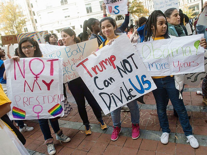 Des lycéens manifestent contre l'élection de Donald Trump à la Maison Blanche, le 15 novembre 2016 à Washington - NICHOLAS KAMM [AFP]