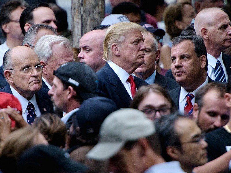 L'ex-maire de New York Rudy Giuliani (g), Donald Trump (c)et le gouverneur du New Jersey Chris Christie (d), lors d'une cérémonie à New York, le 11 septembre 2016 - Brendan Smialowski [AFP/Archives]