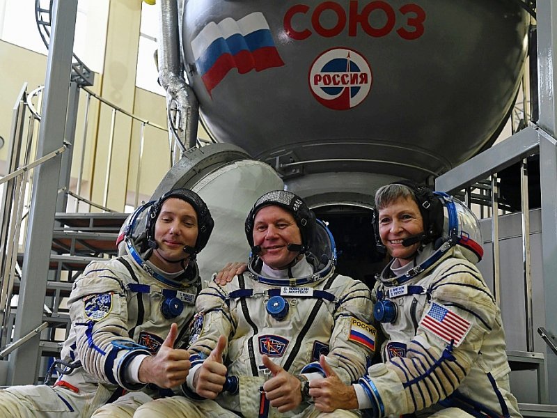 Le Français Thomas Pesquet, le Russe Oleg Novitsky et l'Américain Peggy Whitson devant un simulateur de vol  au centre spatial Gararine le 25 octobre 2016 près de Moscou - Kirill KUDRYAVTSEV [AFP/Archives]