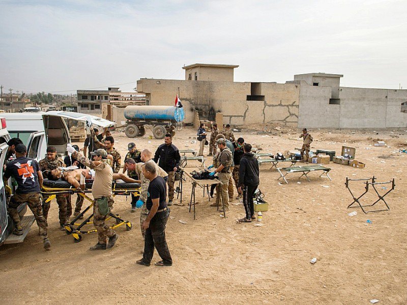 Des médecins des forces spéciales irakiennes et des volontaires étrangers à l'oeuvre à Mossoul, en Irak, le 15 novembre 2016 - Odd ANDERSEN [AFP]