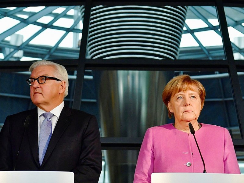 La chancellière allemande Angela Merkel et le chef de la diplomatie allemande Frank-Walter Steinmeier (SPD) lors d'une conférence de presse le 16 novembre 2016 au Bundestag à Berlin - John MACDOUGALL [AFP]