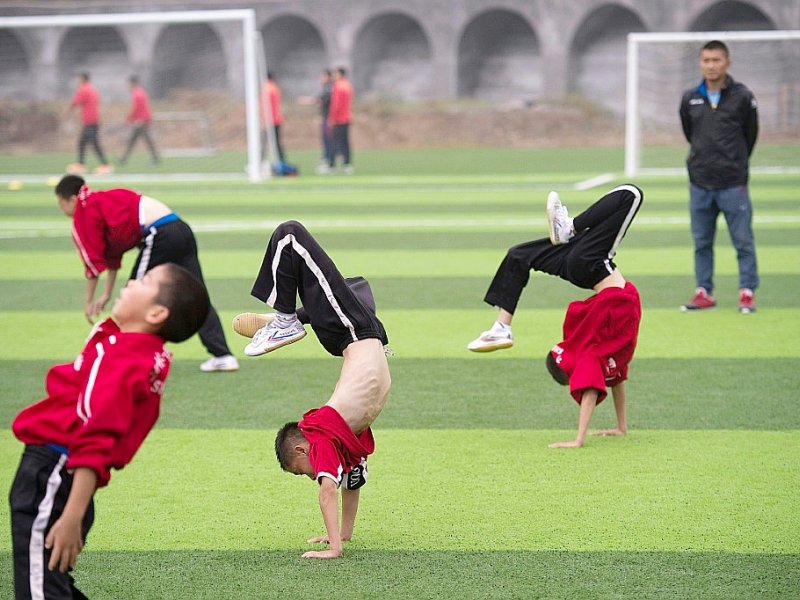 Echauffement avant un match de football, à l'école d'arts martiaux Tagou à Dengfeng en Chine, le 20 octobre 2016 - NICOLAS ASFOURI [AFP]