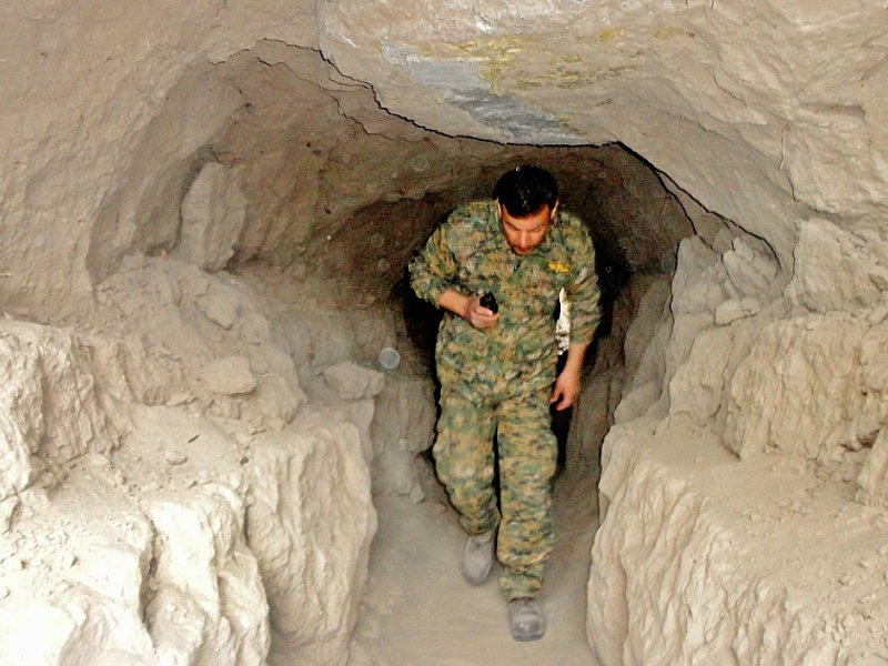 Un soldat du régime dans un tunnel creusé par les forces loyalistes à Deir Ezzor - Ayham al-Mohammad [AFP]