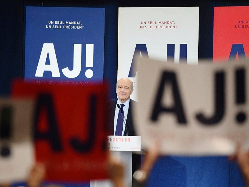 Le maire de Bordeaux et candidat à la primaire de droite Alain Juppé à Lille, le 18 novembre 2016 - DENIS CHARLET [AFP]