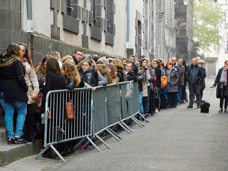 Le public fait la queue pour pénétrer dans la salle de la cour d'assises, le 16 novembre 2016 à Riom - Thierry Zoccolan [AFP/Archives]