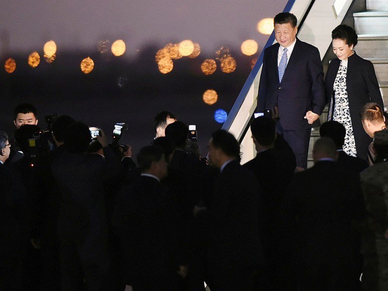 Le président chinois Xi Jinping et son épouse Peng Liyuan arrivent à Lima, le 18 novembre 2016 - LUKA GONZALEZ [AFP]
