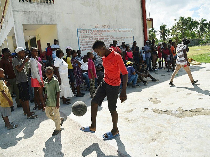 Le lycée Jean-Claudy Museau où sont installés des sinistrés de l'ouragan Matthew, le 16 novembre 2016 aux Cayes, en Haïti - HECTOR RETAMAL [AFP]