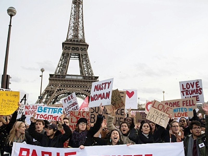Manifestation pour protester contre l'élection du républicain Donald Trump aux Etats-Unis, le 19 novembre 2016 à Paris - MARTIN BUREAU [AFP]