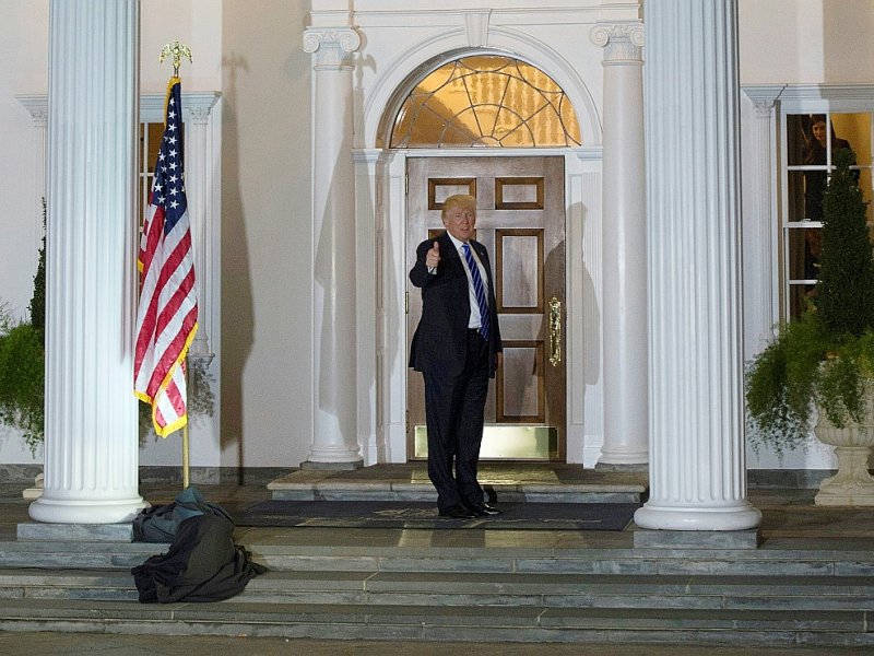 Donald Trump devant l'entrée du pavillon de son club house à Bedminster, dans le New Jersey, le 19 novembre 2016 - Don EMMERT [AFP]