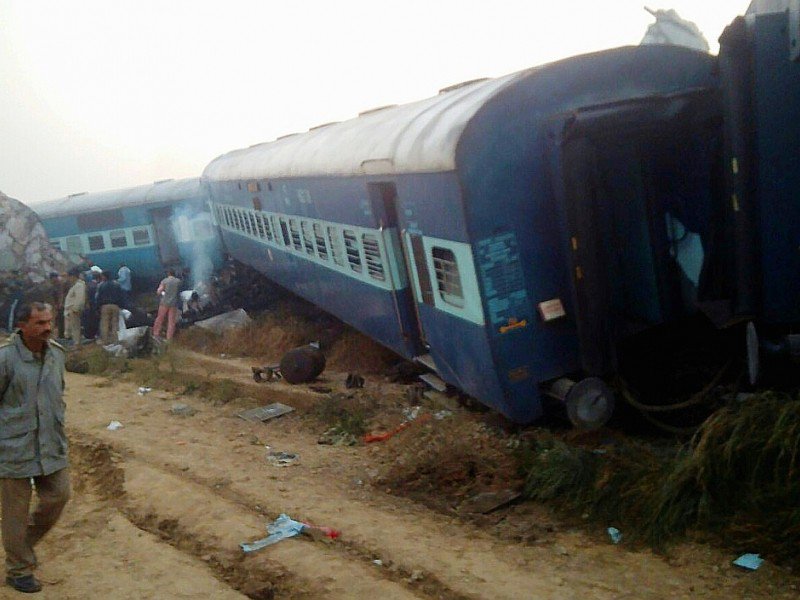 Des équipes de secours recherchent des victimes sur les lieux d'un déraillement de train près de Pukhrayan, le 20 novembre 2016 en Inde - - [AFP]