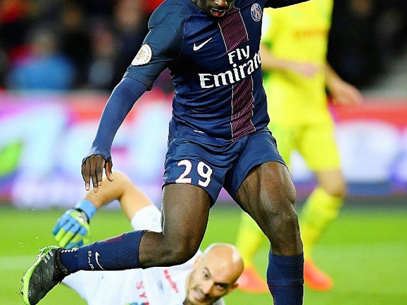 L'attaquant du PSG Jean-Kevin Augustin (c) contrôle le ballon lors du match face à Rennes au Parc des Princes, le 19 novembre 2016 - FRANCK FIFE [AFP]