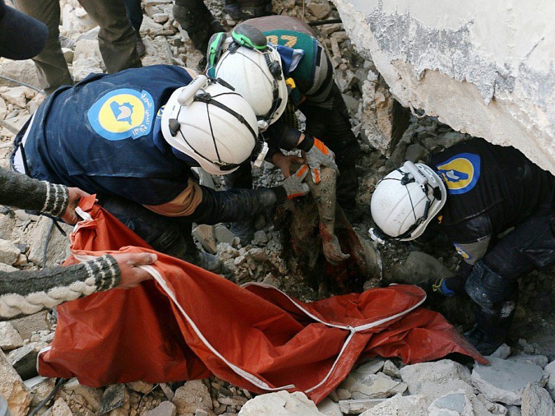 Des volontaires syriens extraient un corps des décombres après une frappe aérienne sur un quartier rebelle d'Alep, le 19 novembre 2016 - AMEER ALHALBI [AFP]