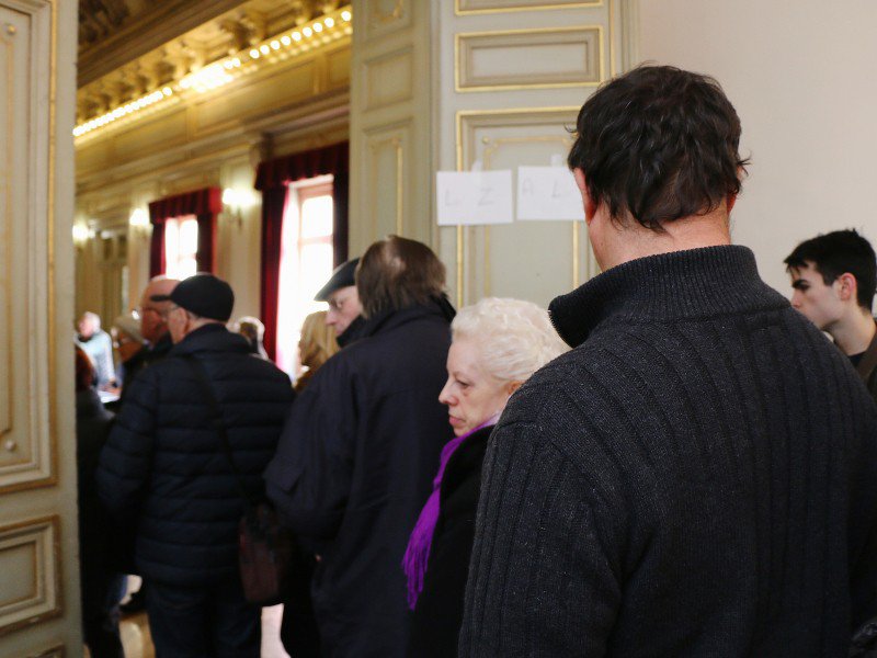 La queue pour voter à la primaire de la droite et du centre ce 20 novembre 2016 à Cherbourg. - Célia Caradec