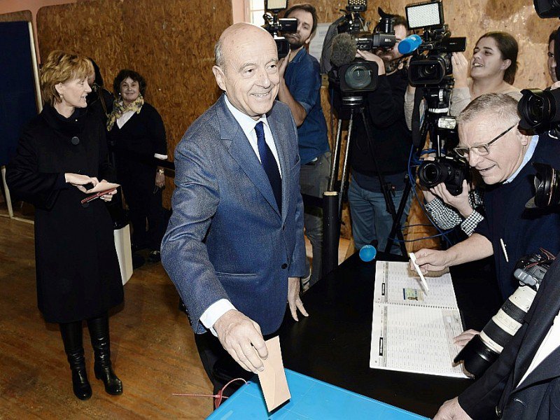 Le candidat Alain Juppé vote au 1er tour de la primaire de la droite, le 20 novembre 2016 à Bordeaux - MEHDI FEDOUACH [AFP]