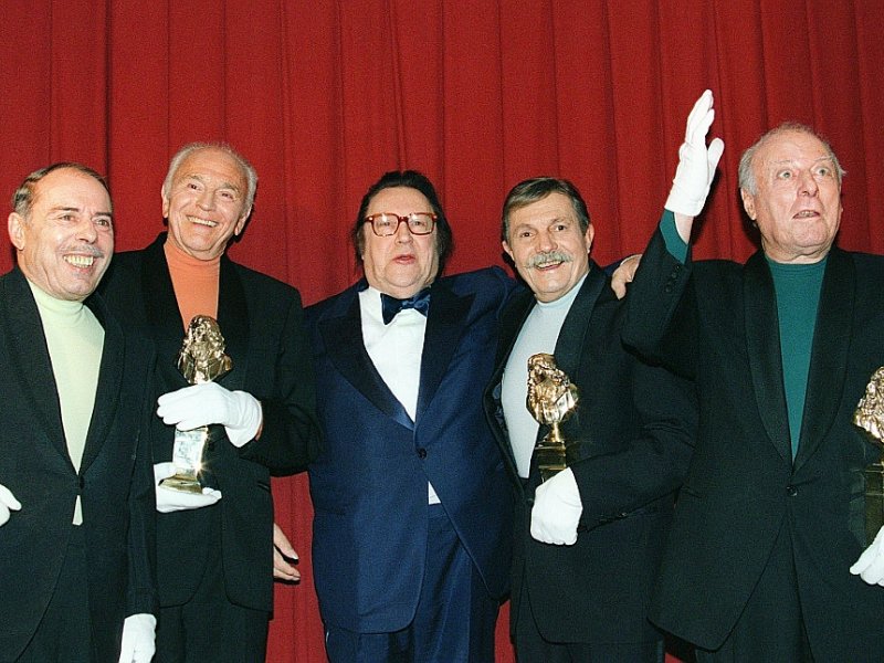 Les Frères Jacques, célèbre quatuor vocal, autour de l'humoriste Raymond Devos (c), le 6 mai 1996 au Théâtre Marigny à Paris, lors de la 10e nuit des Molières - PIERRE VERDY [AFP/Archives]