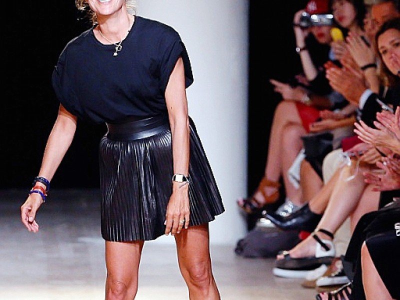 La créatrice de mode Isabel Marant salue le public à la fin de son défilé de prêt-à-porter le 26 septembre 2014 à Paris - PATRICK KOVARIK [AFP/Archives]