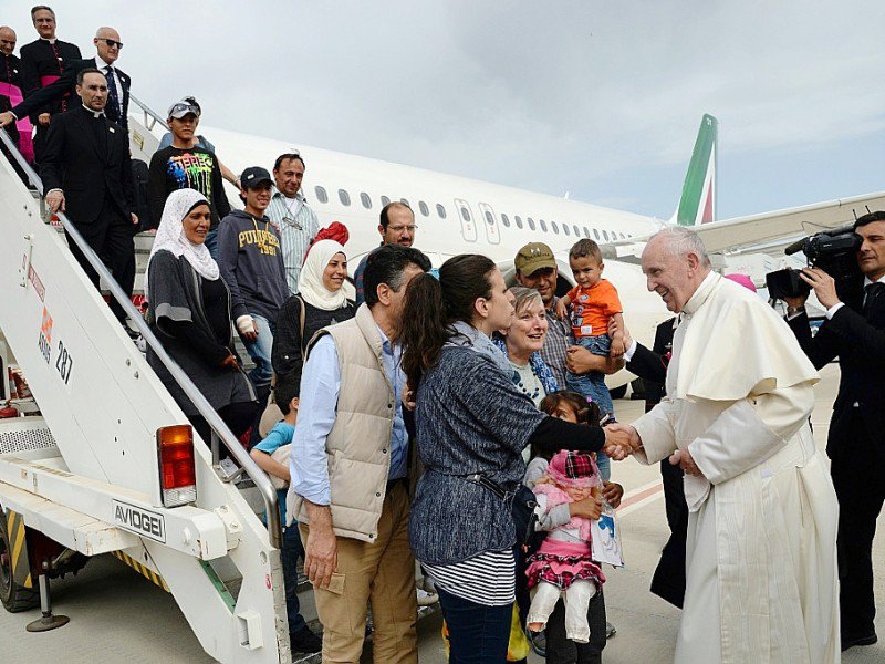 Le Pape François ramène à Rome trois familles musulmanes syriennes dans son avion, après une visite dans le camp de migrant de l'île grecque de Lesbos le 16 avril 2016 - FILIPPO MONTEFORTE, FILIPPO MONTEFORTE [POOL/AFP/Archives]