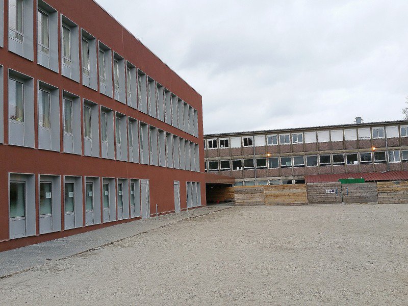 A gauche le bâtiment rénové de l'externat du collège Jean Moulin de Gacé (Orne), et à droite le vieux bâtiment de l'internat où les travaux vont débuter. - Eric Mas