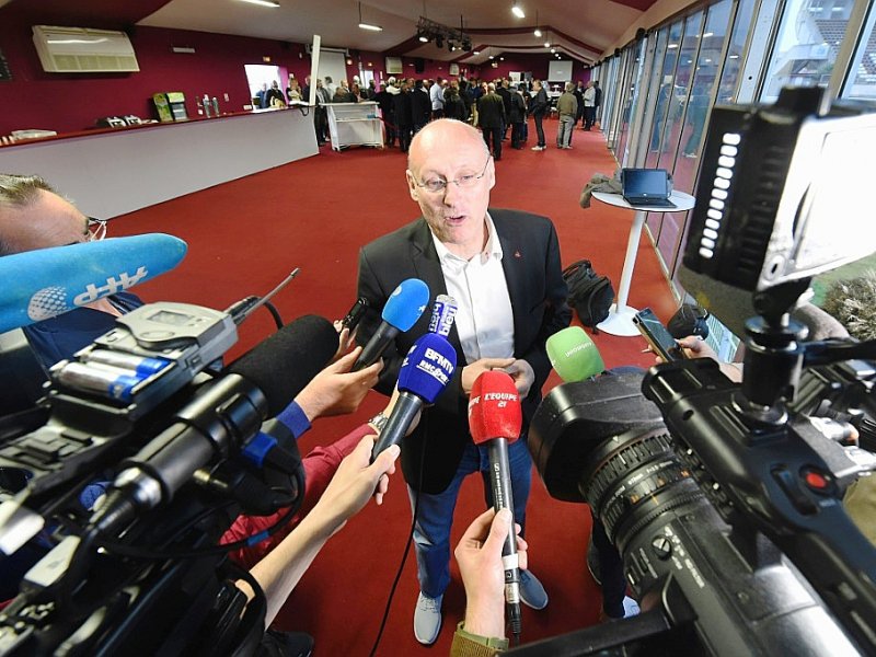 Bernard Laporte expose son programme devant la presse à l'issue du match de Toulon contre Bordeaux-Bègles, le 14 avril 2016 - MEHDI FEDOUACH [AFP/Archives]